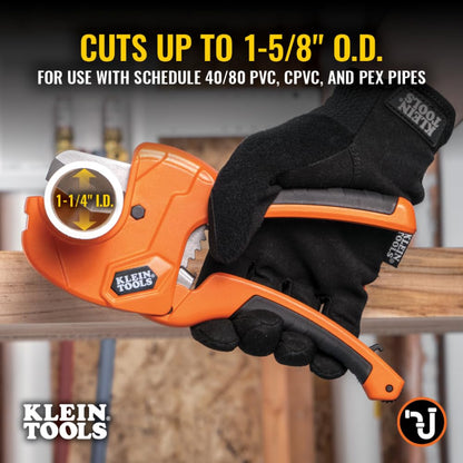 Klein Tools 50063 Cortatubos de PVC con carraca, corta 1-1/4 pulgadas de diámetro interior PVC, CPVC, tubos PEX, operación con una sola mano, cuchillas reemplazables