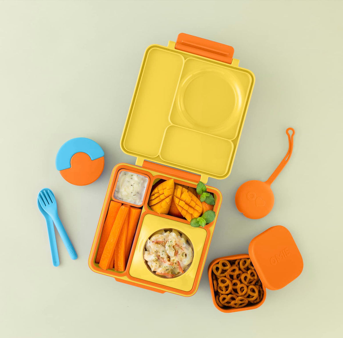 Omielife - Recipientes de silicona a prueba de fugas para aperitivos para llevar, recipientes de almacenamiento de alimentos con tapa, almuerzo escolar Bento contenedor, 9.4 onzas, Orange