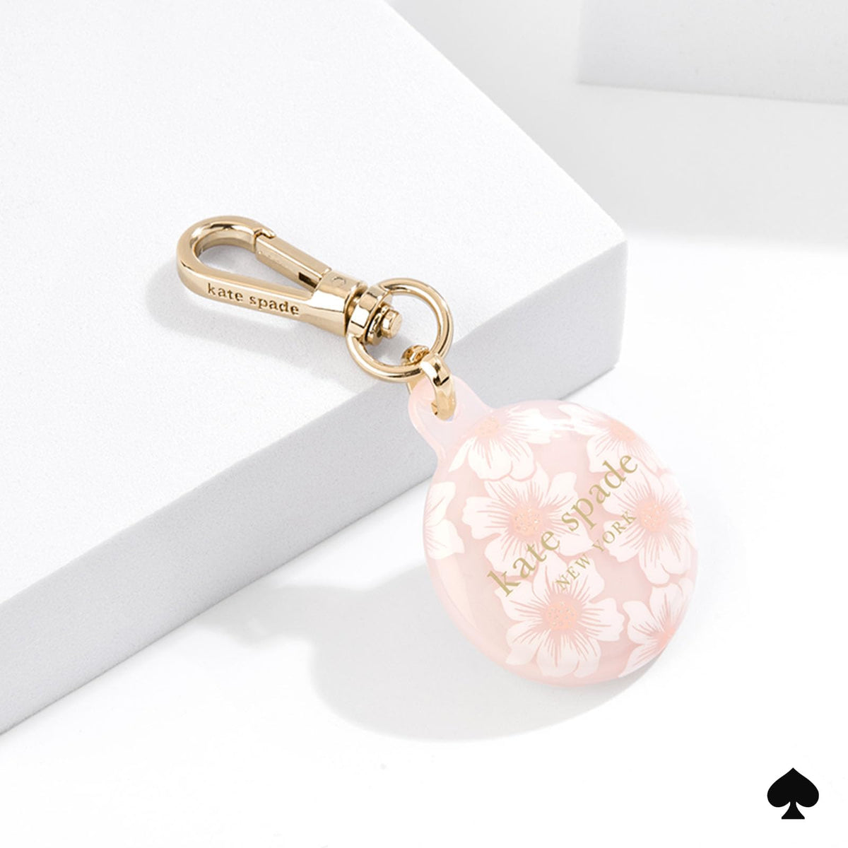 Kate Spade New York Estuche para AirTag con Clip de Anillo Dorado, Hollyhock Cream