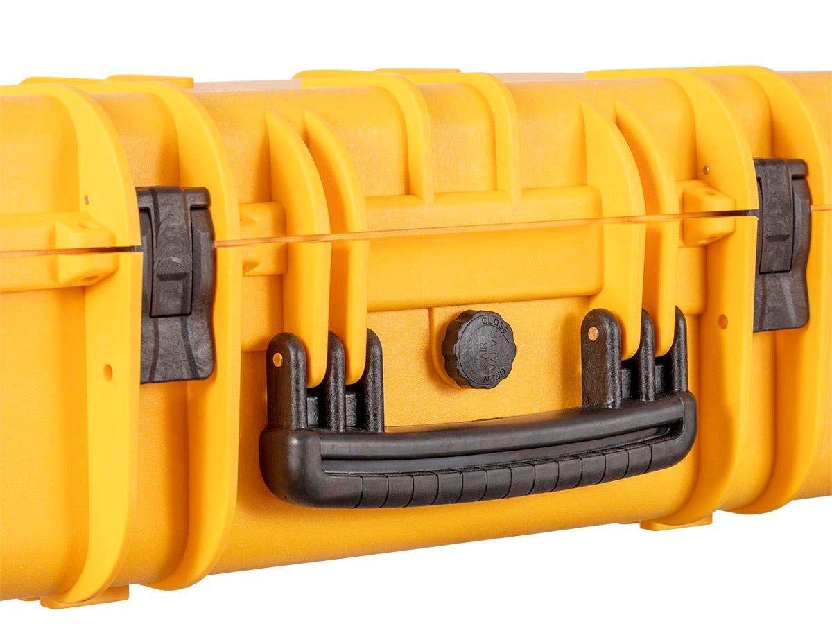 Monoprice - Funda Rígida Resistente A La Intemperie, 55,88 X 35,56 X 20,32 Cm, Color Amarillo Con Espuma Personalizable, A Prueba De Golpes, Ip67.