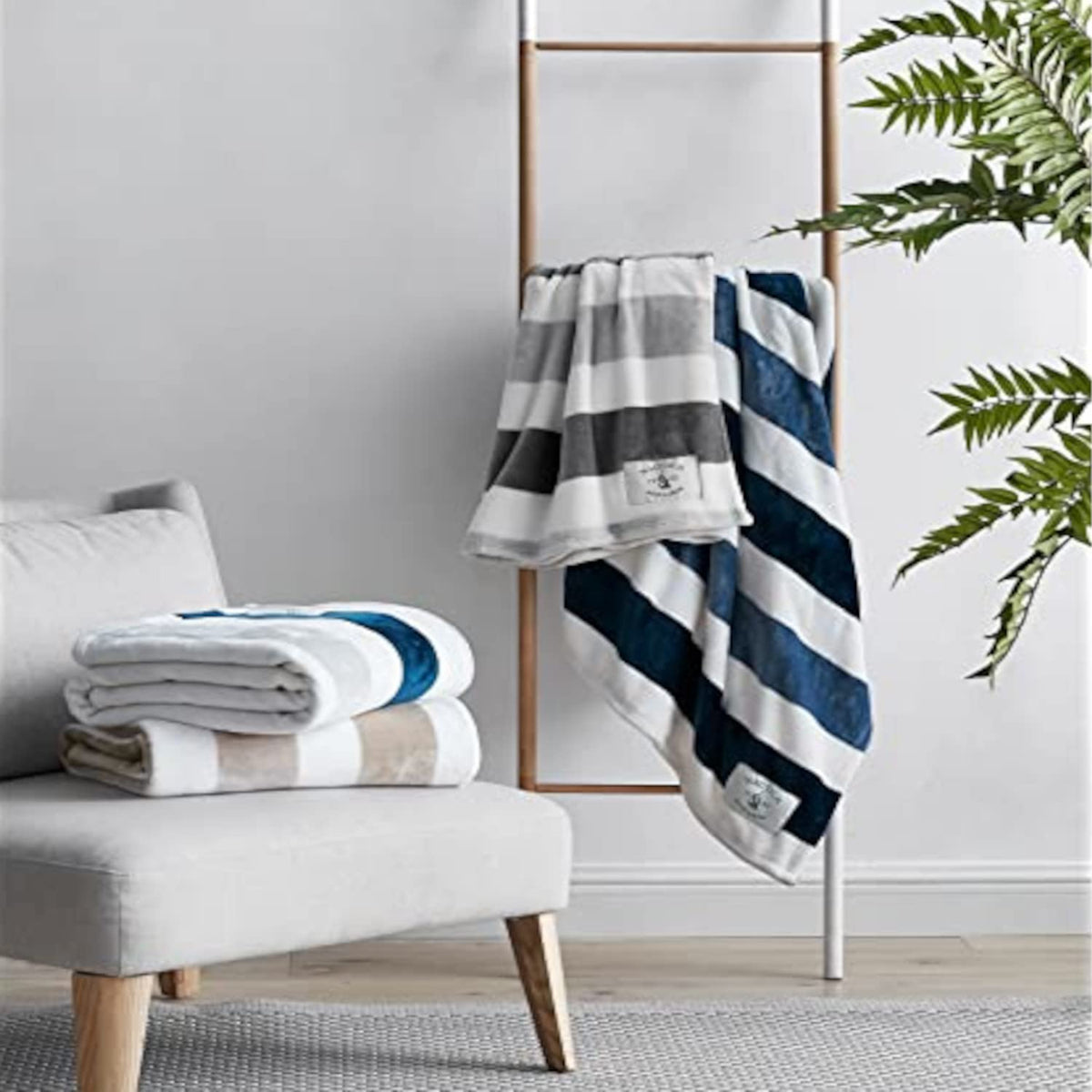 Nautica - Manta de Forro Polar súper Suave y acogedora, Esencial para habitación de recámara (Gris a Rayas, 50 x 60 Pulgadas)