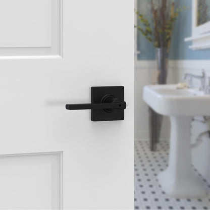 Kwikset Casey - Manija de puerta interior de privacidad con cerradura, palanca de puerta para baño y recámara, cerradura reversible sin llave, color negro mate, con protección Microban