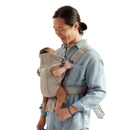 BabyBjörn Canguro Portabebé Mini, Gray Beige, 3D Mesh Newborn Carrier (7-15 lbs), Ergonomic, Easy-to-Use