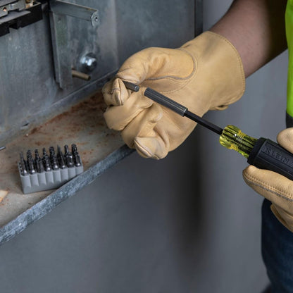 Klein Tools 32510 Desarmador de punta magnética con 32 puntas inviolables de diferentes tamaños en un cómodo soporte.