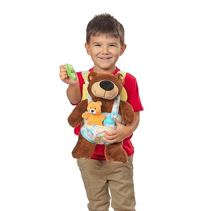 Melissa & Doug Mine to Love Set de Mochila para Llevar Muñecos Bebé | 5 piezas, portador de muñecas ajustable, oso de juguete, biberón, juego de rol de construcción de empatía
