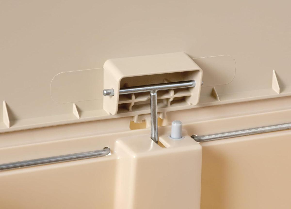 Rubbermaid Commercial Products Streamline® – Contenedor Delgado para Espacios Reducidos, Bote con Pedal Frontal, Cierre Silencioso y Bisagra que No Daña la Pared, Capacidad de 15 L, Beige 1883455