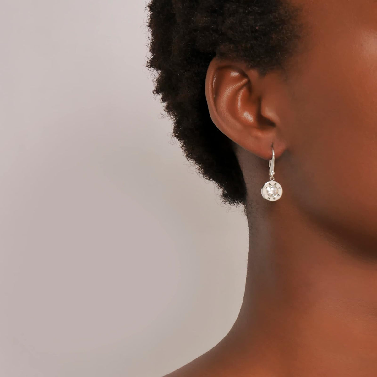 DKNY Aretes Material Acero Plateados para Mujer