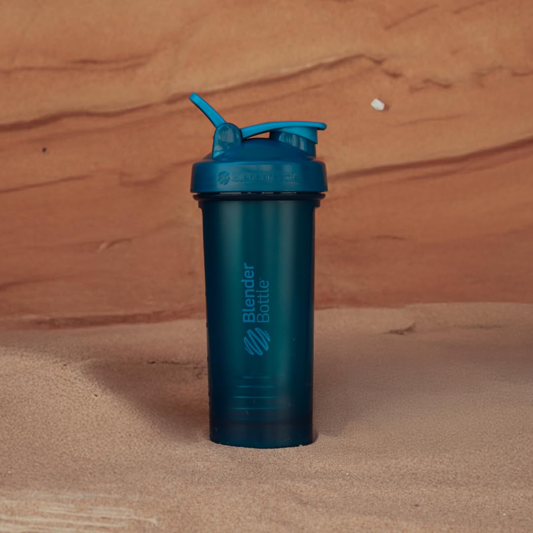 BlenderBottle Classic V2 Botella mezcladora perfecta para batidos de proteínas y preentrenamiento, 28 onzas, color azul océano