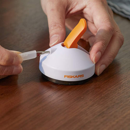 Fiskars - Rascador de costura de mesa, color blanco, 7.25 x 3.75 x 1.38 pulgadas