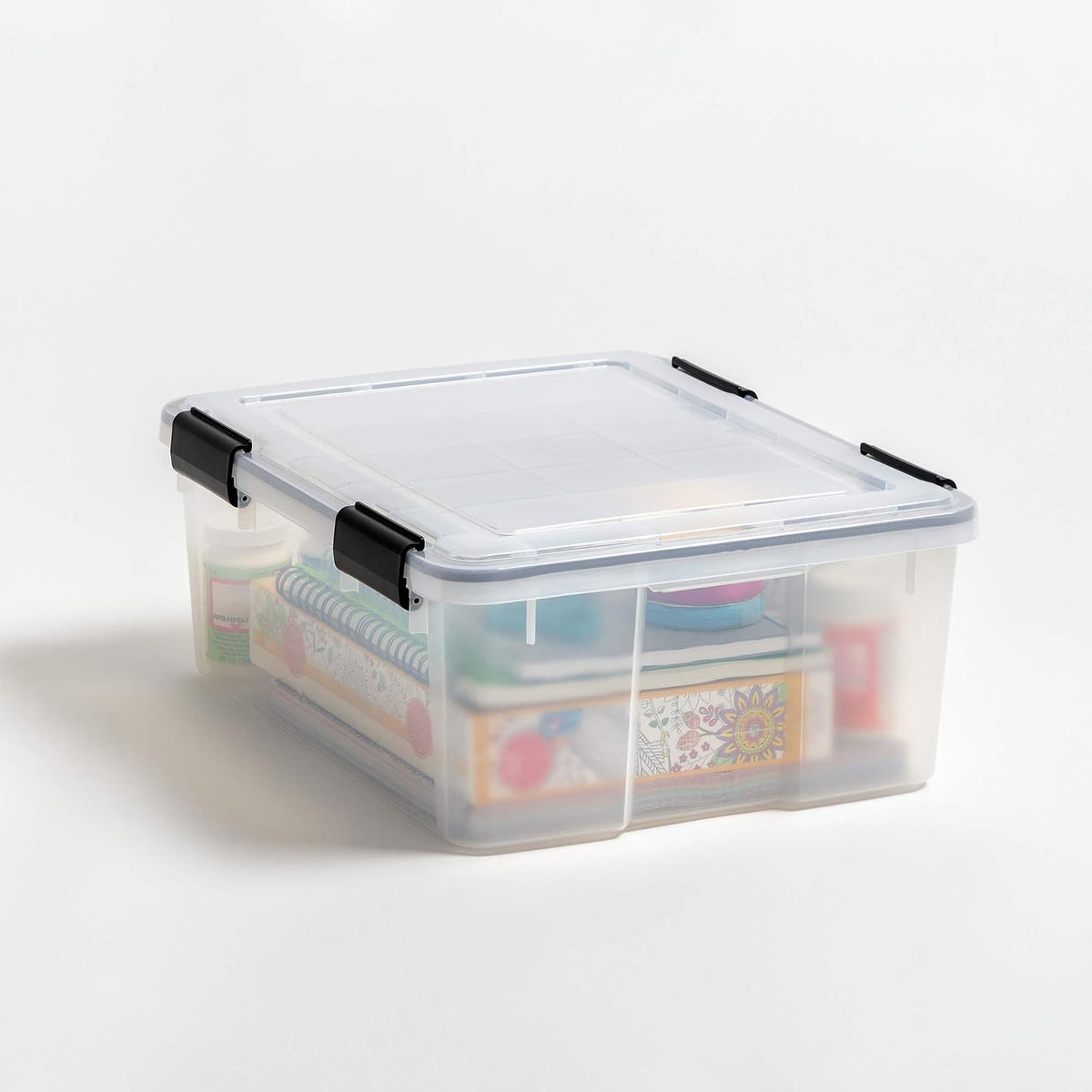 IRIS USA 6 Contenedores de 31 Qt con Tapa Hermética, Claro/Negro | El sello WeatherPro protege artículos de uso diario en clósets, oficinas y áreas de lavandería.