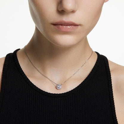 SWAROVSKI - Colgante angélico con vidrio transparente circular y pavé de vidrio transparente en una cadena chapada en rodio