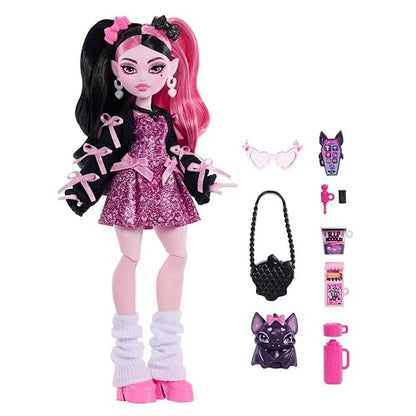 Monster High Muñeca Look Monstruoso Draculaura con Vestido, 7 Accesorios de Moda, Mascota Count Fabulous, para niñas de 4 años en adelante