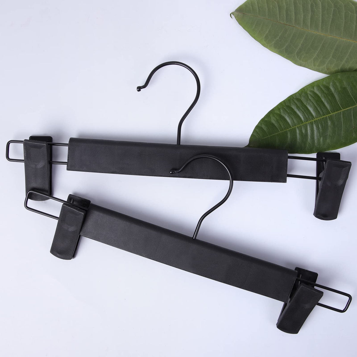 Northern Brothers - Paquete de 50 Perchas para Falda con Clips, Perchas Negras para Pantalones, Pantalones Cortos a Granel, Abrigos de Jeans, Perchas de Pantalones Resistentes para Hombres y Mujeres