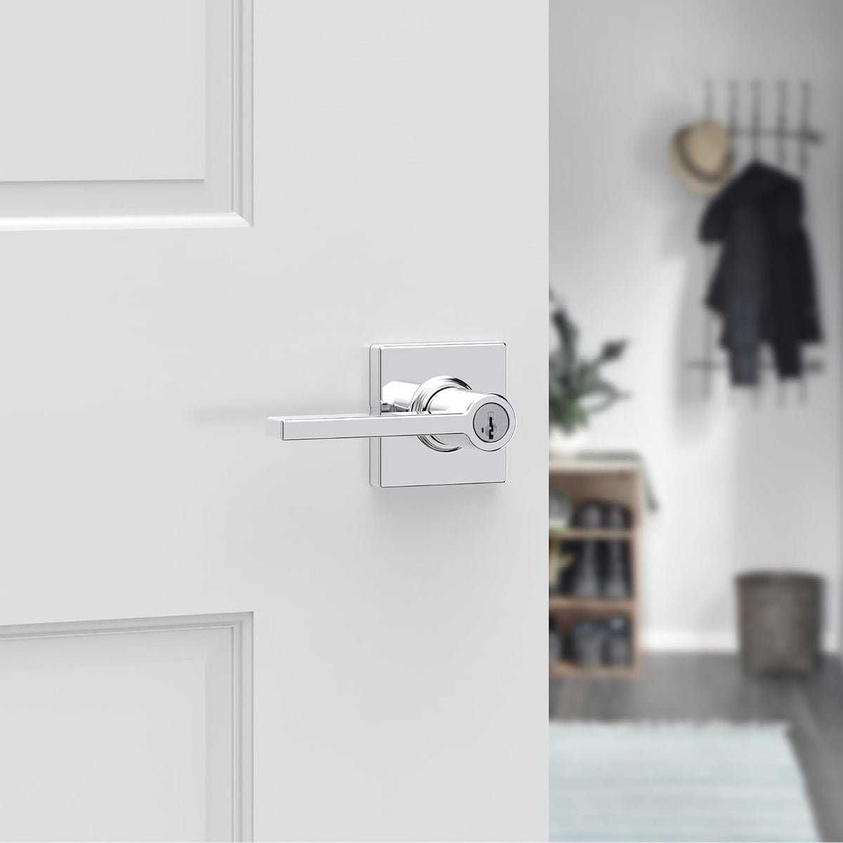 Kwikset Casey - Manija de puerta de entrada con cerradura y llave, palanca reversible con llave segura exterior, cerradura de puerta, para entrada frontal y dormitorios, cromo pulido, resistente a la