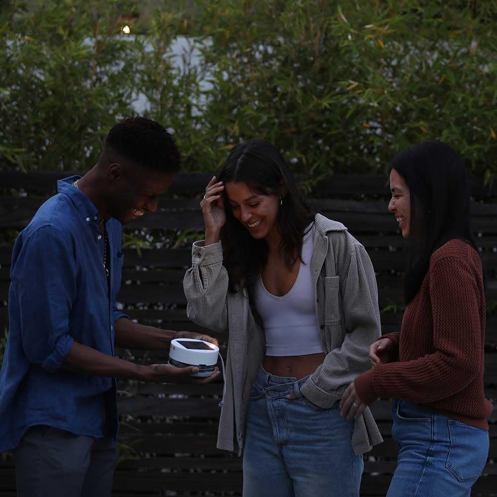 MPOWERD Luci - Cadena de luces solares de color + cargador de teléfono: color 18 pies recargable a través de solar o USB-A, 100 lúmenes LED y 7 colores, dura hasta 15 horas, impermeable, camping,