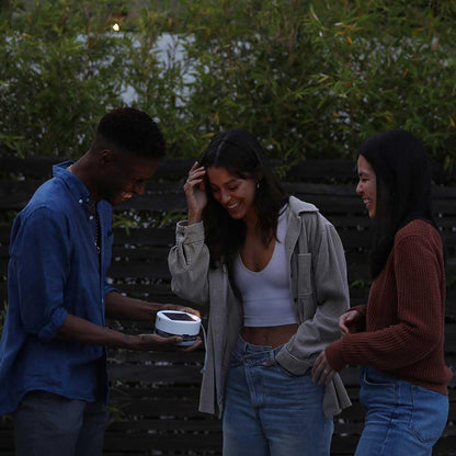 MPOWERD Luci - Cadena de luces solares de color + cargador de teléfono: color 18 pies recargable a través de solar o USB-A, 100 lúmenes LED y 7 colores, dura hasta 15 horas, impermeable, camping,