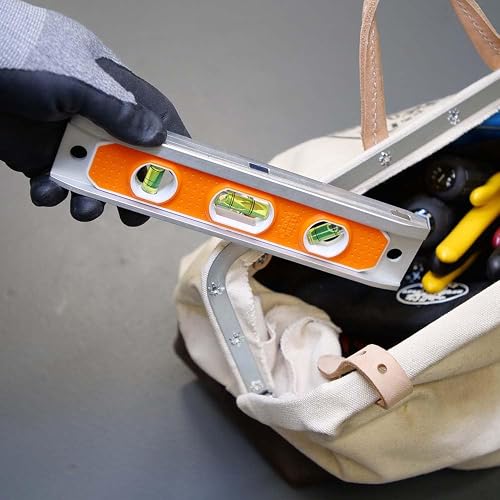 KLEIN TOOLS 935R | Nivel Torpedo Magnético 9" | Aluminio | Alta Visibilidad | Nivel magnético para mediciones precisas en conduit y tuberías; su imán firme y ventanas visibles facilitan cada ajuste.