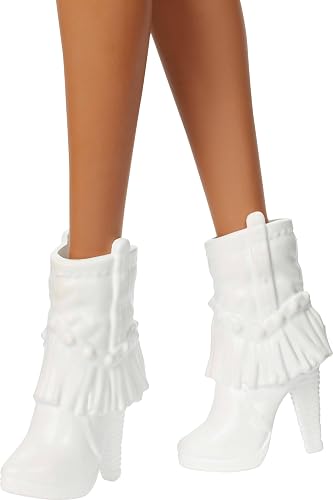 Muñeca Barbie Fashionistas #239 con cabello negro con flecos plateados con accesorios occidentales como sombrero de vaquero blanco y botas, HYT95