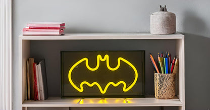 DC Comics Batman - Letrero acrílico de neón con luces para pared o mesa, 9 pulgadas de ancho x 5 pulgadas de alto x 1.8 pulgadas de profundidad
