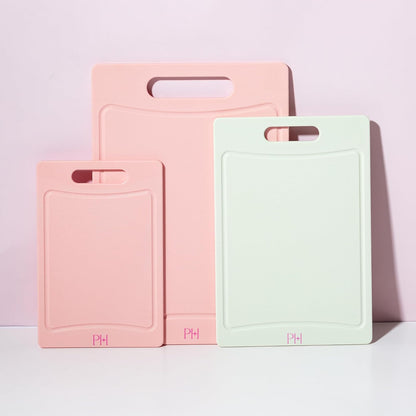Paris Hilton - Juego de tablas de cortar de doble cara con ranuras de jugo integradas, asas de fácil agarre, plástico resistente hecho sin BPA, apto para lavaplatos, juego de 3 piezas, rosa y crema