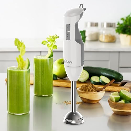 Oster Batidora de Inmersión 250 W, Función Turbo y Eje de Acero Inoxidable | Prepara sopas, papillas y aderezos, tritura hielo e incluye vaso medidor con tapa, diseño ergonómico, blanco, FPSTHB2600W-013
