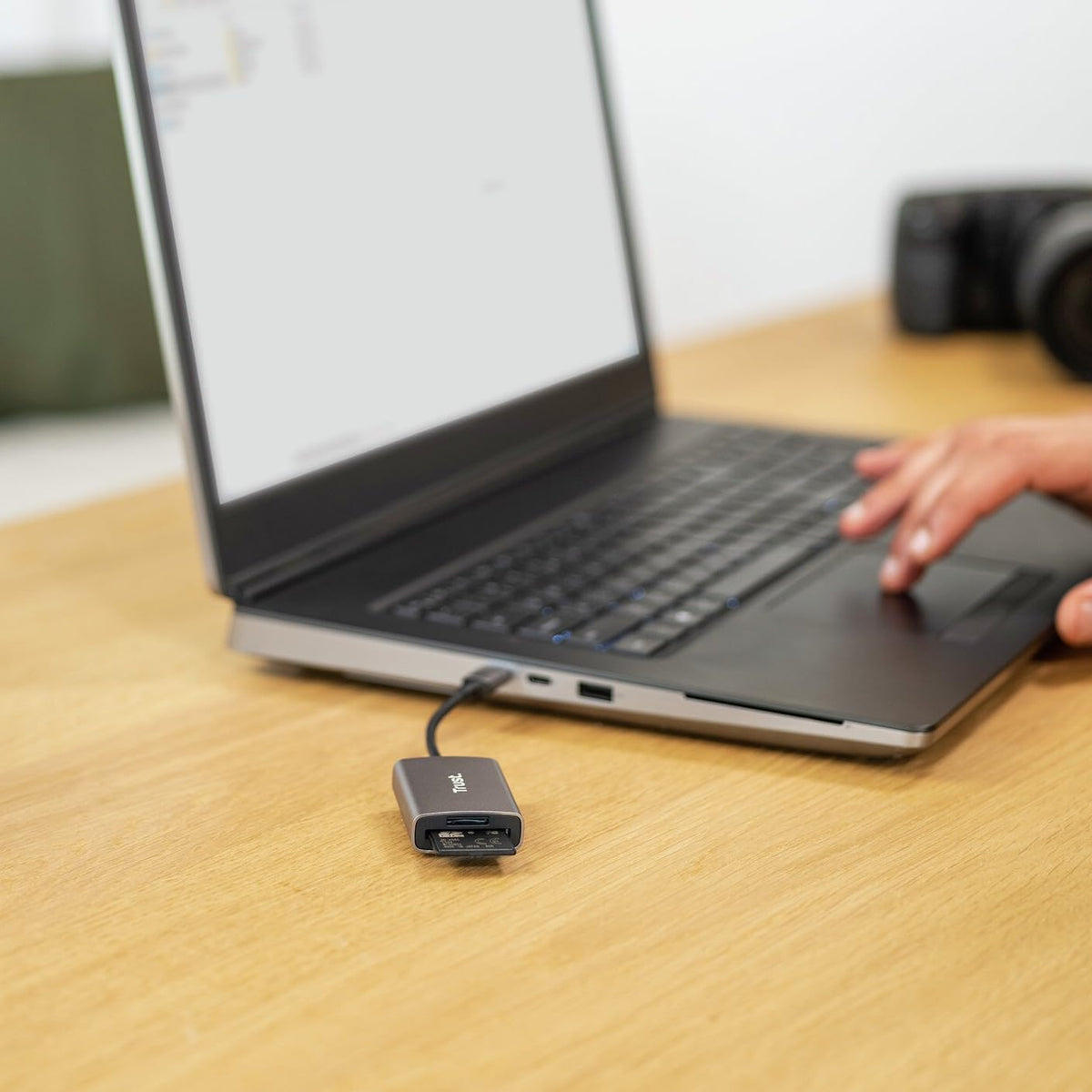Trust Dalyx Lector de Tarjetas USB-C – Rápido USB 3.2 Gen 1, Compatible con SD/MicroSD/SDHC/SDXC hasta 2 TB, Velocidad 104 MB/s, para PC, MacBook, Laptop y Chromebook