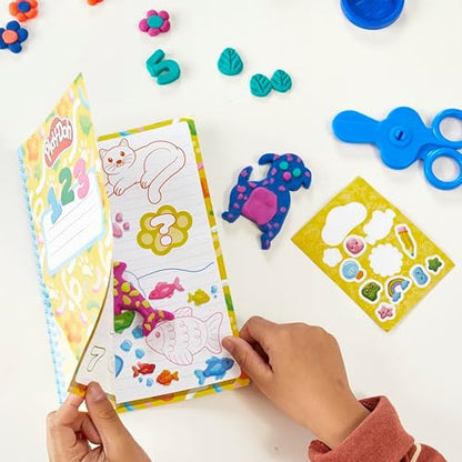 Play-Doh Set creat y aprende, Incluye Mantel, Adhesivos, 5 cortadores de Animales, 10 Sellos, 3 Herramientas y 5 latas de Masa moldeable, para niños y niñas en Preescolar, +3 años