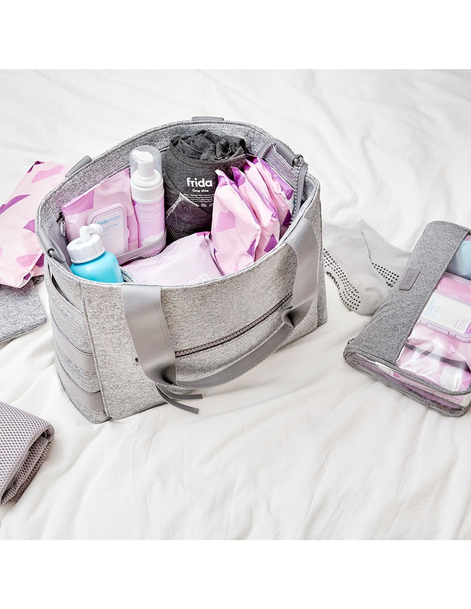 Frida Baby - Kit de embalaje Frida Mom Hospital para trabajo de parto, parto y posparto | bata de lactancia, calcetines, biberón, ropa interior desechable, maxi almohadillas de hielo