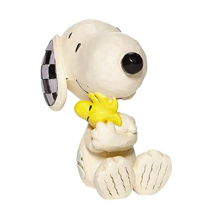 Enesco Peanuts by Jim Shore Snoopy Hugging Woodstock Figura en Miniatura, 2.5 Pulgadas, Multicolor