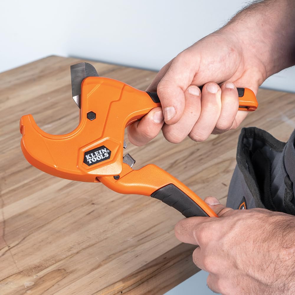 Klein Tools 50063 Cortatubos de PVC con carraca, corta 1-1/4 pulgadas de diámetro interior PVC, CPVC, tubos PEX, operación con una sola mano, cuchillas reemplazables