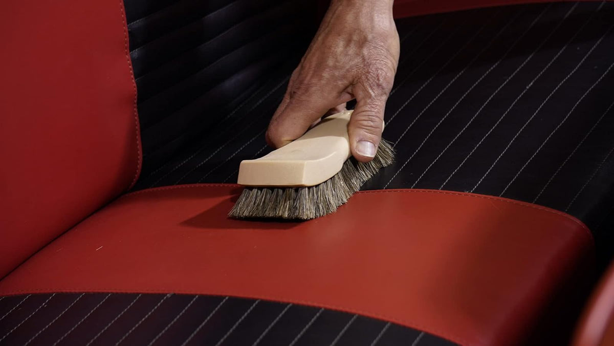 Cepillo para tapicería 303 - Cerdas de Pelo de Caballo - Resistentes a Las Manchas difíciles, Suaves a Las Telas delicadas - Diseño ergonómico y Contorneado - Asientos de Cuero, alfombras, Telas, Tap
