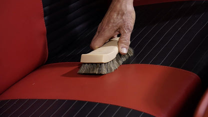 Cepillo para tapicería 303 - Cerdas de Pelo de Caballo - Resistentes a Las Manchas difíciles, Suaves a Las Telas delicadas - Diseño ergonómico y Contorneado - Asientos de Cuero, alfombras, Telas, Tap