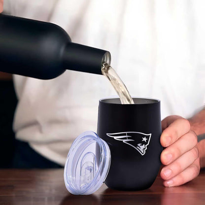 NFL JTNFL-3036-NE Vaso para Vino Metal Tumbler Patriots, Negro, 355 ml | Doble pared aislante; mantiene bebidas calientes 6 horas y frías 12 horas; ideal para vino, café, whisky o cócteles
