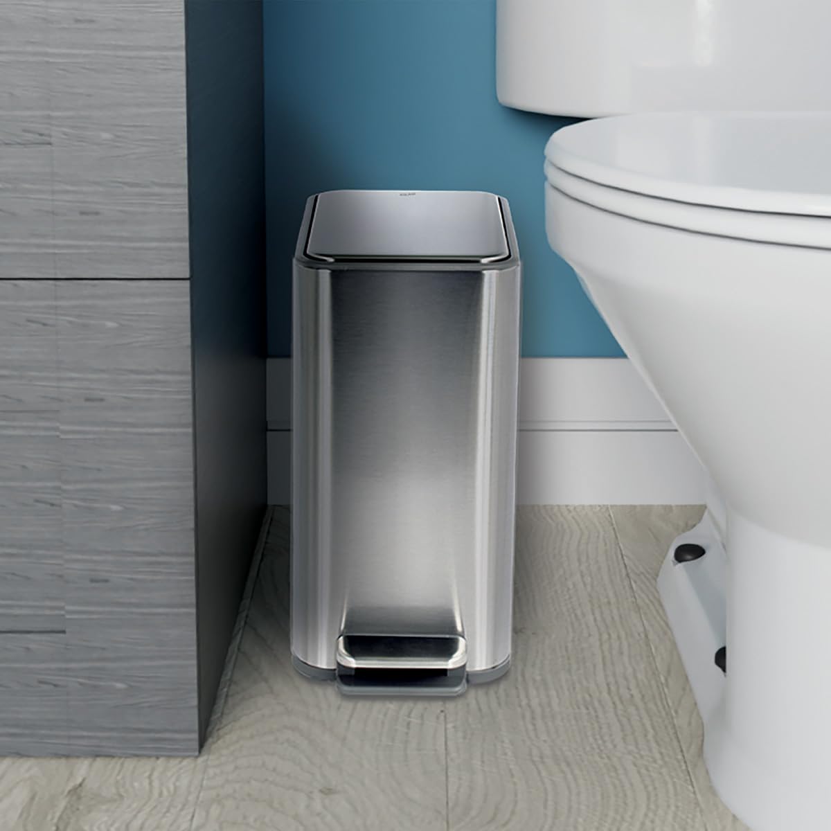 Glad - cubeta de basura delgado para baño, cubeta de basura pequeño con tapa de cierre suave y pedal de pie | Cesta de basura estrecha de níquel cepillado con cubeta interior extraíble, 2.6 galones