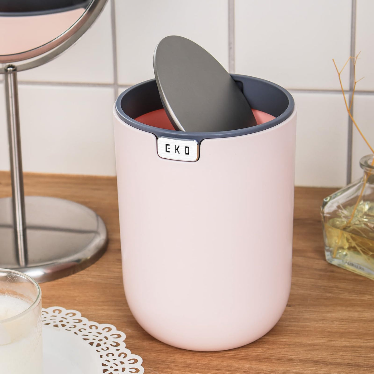 EKO Fandy Mini basura de mesa de 0.4 gal/1.5 l con tapa giratoria, papelera de computadora para encimera de baño, cambiador, café u oficina, pequeño cubeta de basura (rosa)