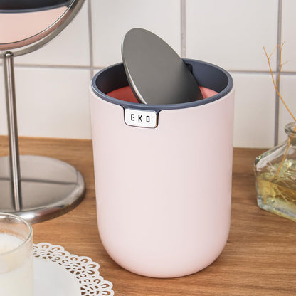 EKO Fandy Mini basura de mesa de 0.4 gal/1.5 l con tapa giratoria, papelera de computadora para encimera de baño, cambiador, café u oficina, pequeño cubeta de basura (rosa)