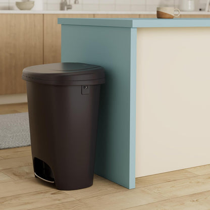 Rubbermaid Classic - Papelera de alta calidad de 13 galones con tapa y pedal de acero inoxidable, cubeta de basura negro para cocina, hogar, oficina, cochera