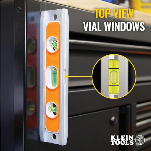 KLEIN TOOLS 935R | Nivel Torpedo Magnético 9" | Aluminio | Alta Visibilidad | Nivel magnético para mediciones precisas en conduit y tuberías; su imán firme y ventanas visibles facilitan cada ajuste.