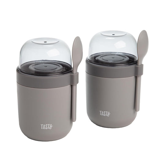 Tasty Travel - Tazas de aperitivos con cucharas, aperitivos para llevar, compartimentos divididos, ideales para nueces, cereales, granola, yogur y más, hechas sin BPA, paquete de 2, gris