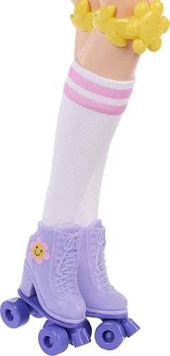 Muñeca Barbie Dream Besties y Accesorios, Renee Posable Muñeca de Moda de Patinaje Sobre Ruedas con Cabello Negro, 12 Piezas Temáticas de Video y Alimentos, JFX99