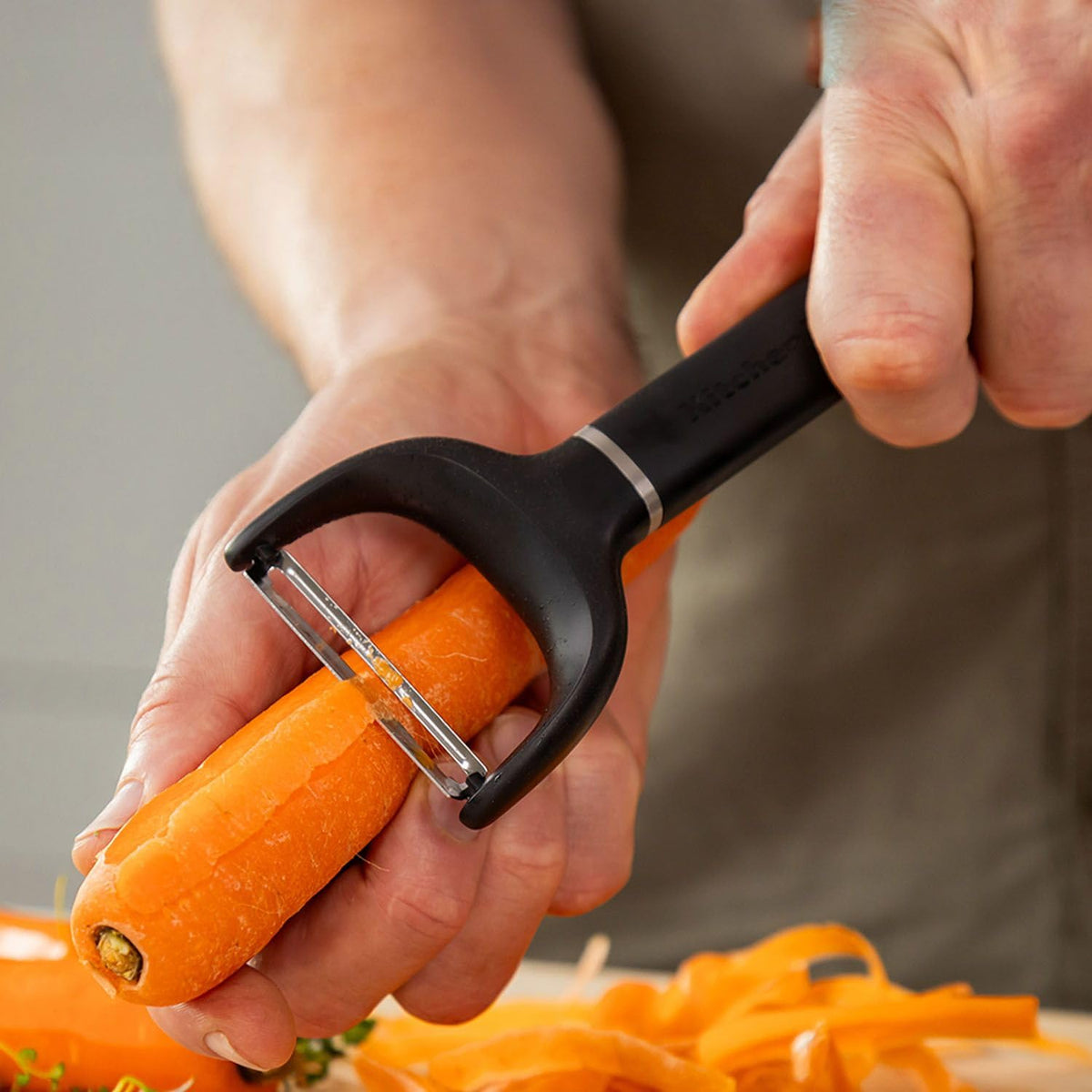 KitchenAid Pelador en Y, Hoja Recta de Acero Inoxidable, Mango Ergonómico Negro