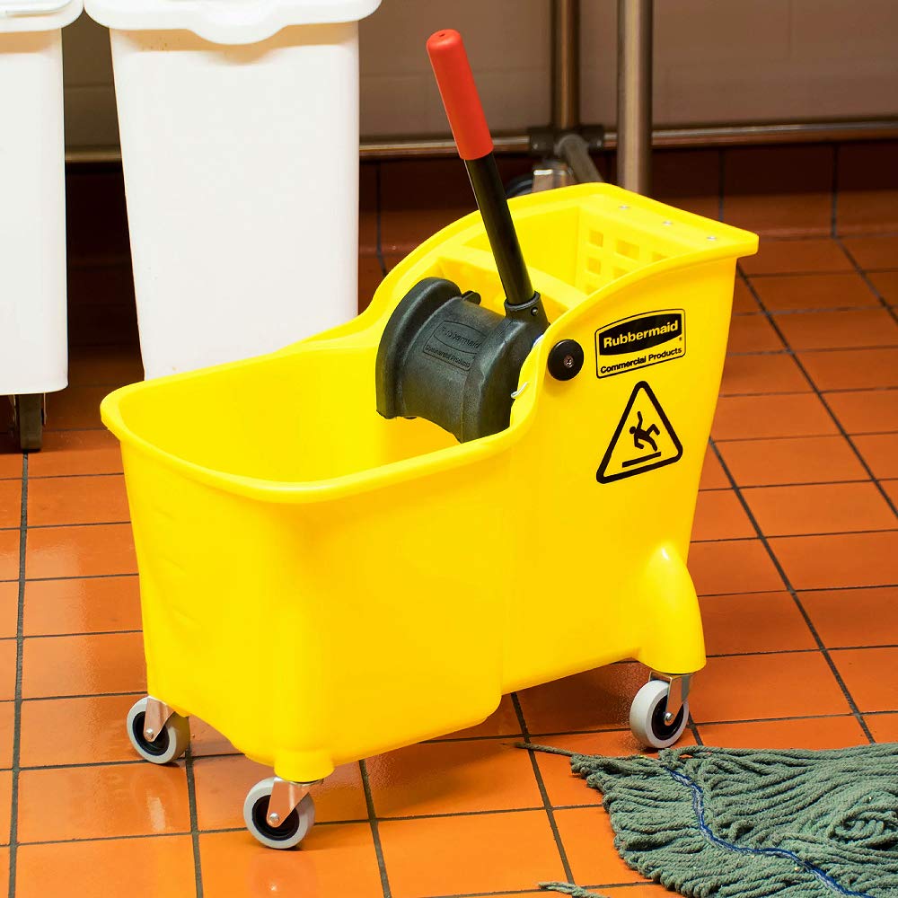 Rubbermaid Commercial Products, Cubo de trapeador con escurridor sobre Ruedas, Cubo de trapeador Todo en uno, Resistente, Amarillo, 31 Cuartos (FG738000YEL)