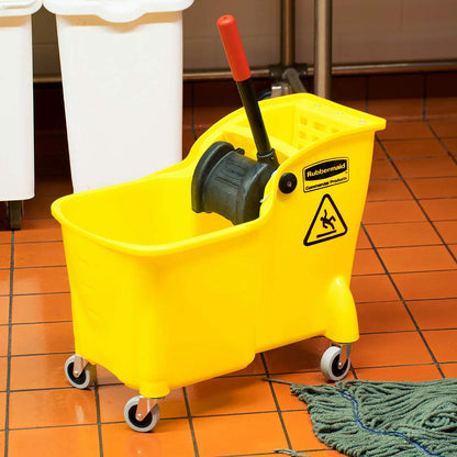 Rubbermaid Commercial Products, Cubo de trapeador con escurridor sobre Ruedas, Cubo de trapeador Todo en uno, Resistente, Amarillo, 31 Cuartos (FG738000YEL)
