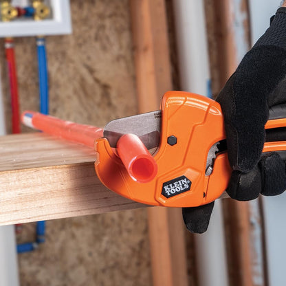 Klein Tools 50063 Cortatubos de PVC con carraca, corta 1-1/4 pulgadas de diámetro interior PVC, CPVC, tubos PEX, operación con una sola mano, cuchillas reemplazables