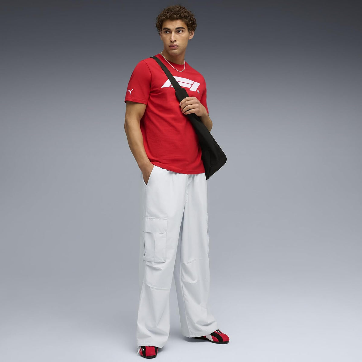 Puma F1 ESS Logo tee 180g Tees Hombre | Logotipo F1® en la parte delantera, logotipo de Puma en la manga, cuello redondo, producto oficial PUMA x F1, manga corta