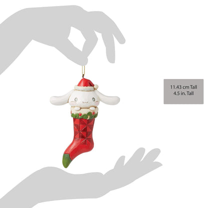 Enesco Sanrio by Jim Shore Hello Cinnamoroll en calcetín de Navidad - Ornamento Colgante de Resina de Piedra Pintada a Mano Coleccionable Cifras de Hello Kitty Adornos para árbol de Navidad, 4.5
