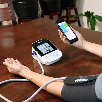 OMRON Baumanómetro digital de brazo 7156T con Bluetooth y brazalete Intelli Wrap