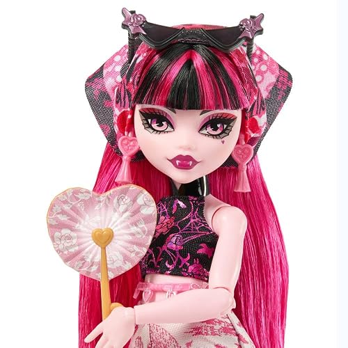 Monster High Skulltimate Secrets Gore-geus Oasis Draculaura, Muñeca Articulada con 19 Accesorios de Viaje y Llaves Secretas, para Niñas de 4 Años en Adelante