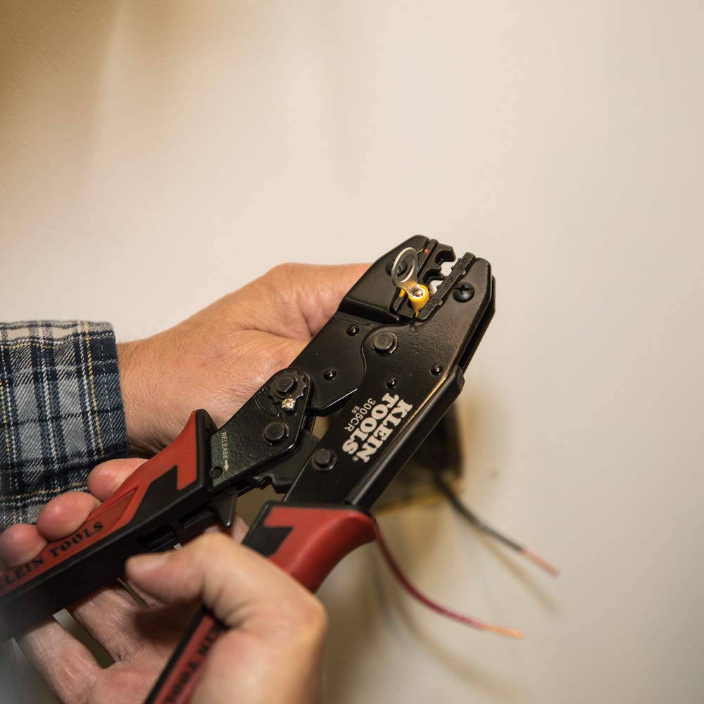KLEIN TOOLS 3005CR | Pinza Ponchadora con Aislamiento | Ponchado Preciso y Seguro | Diseño Ergonómico y Ajustable | Ponchadora | Terminales eléctricas | 10-22 AWG | Tres Cavidades y Matraca Integrada