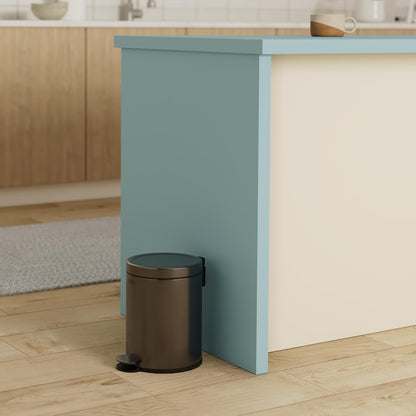 Rubbermaid – Cesto Redondo con Pedal para Baño, Recámara y Oficina en Casa, Bote de Acero Inoxidable Resistente a Huellas con Liner Interno Removible, Capacidad de hasta 6 L, Gris Carbón 2179250